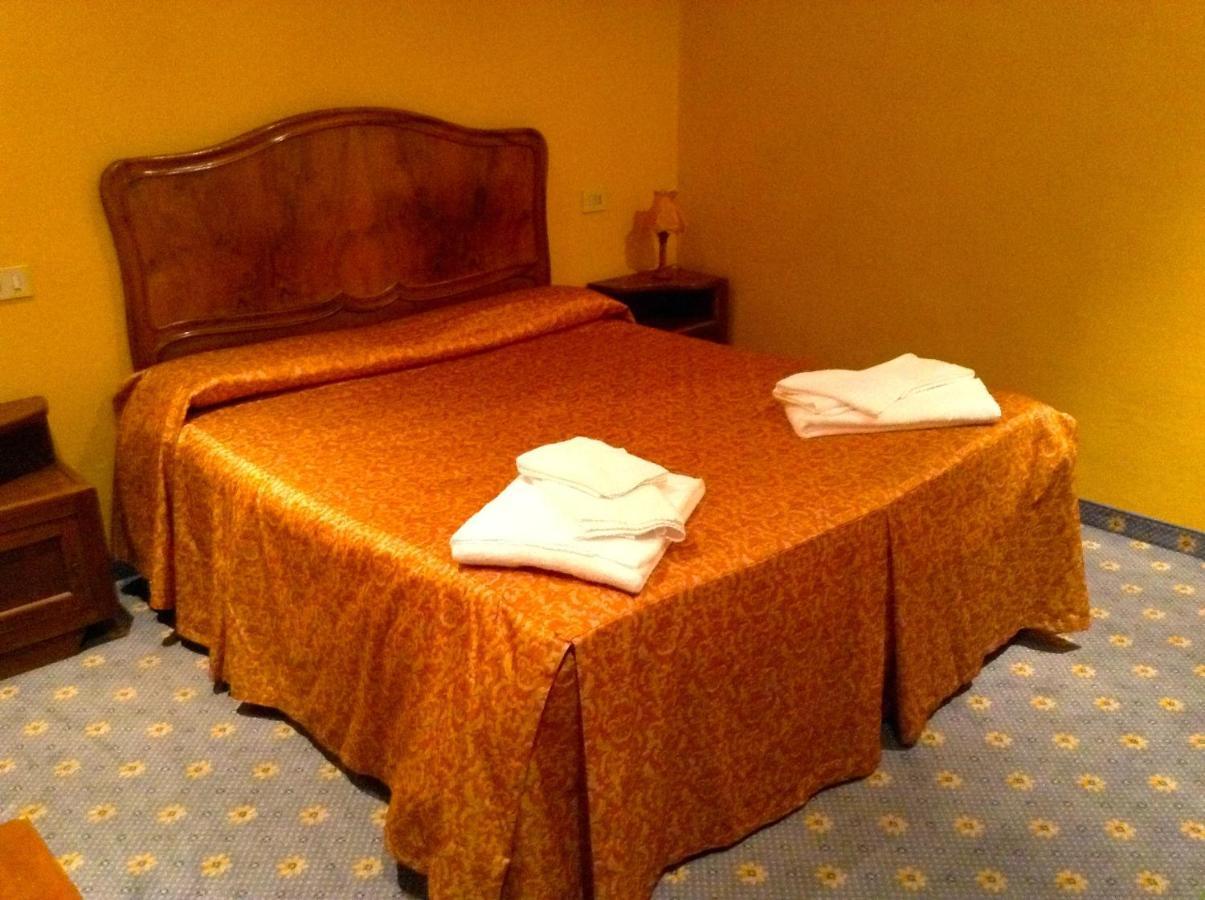 Albergo Ristorante Da Carlino Castelnuovo di Garfagnana Δωμάτιο φωτογραφία